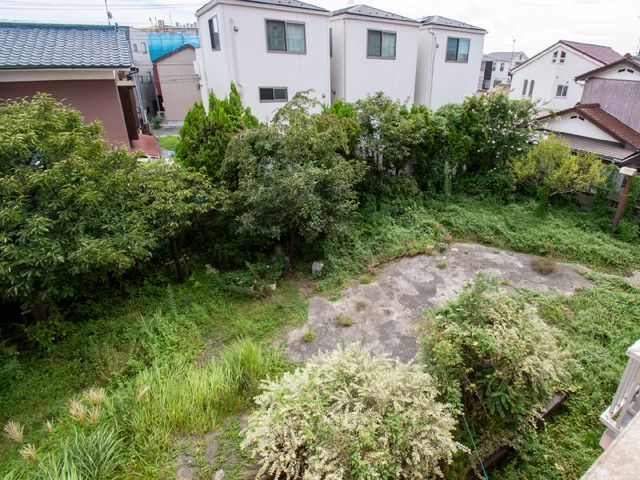 緑豊かな庭の眺望 庭 自然に囲まれた安らぎの空間です。四季を通じて豊かな緑が心の潤いを提供します。