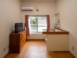 明るい居室の様子