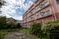 草木に囲まれた建物の外観