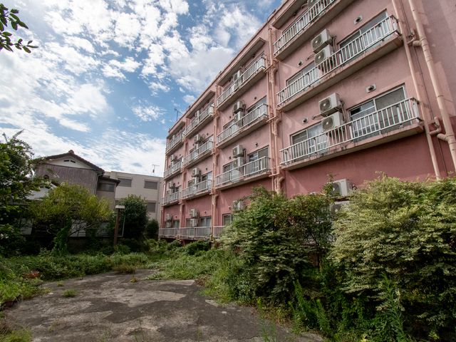 草木に囲まれた建物の外観 外観 自然豊かな環境に立地しており、四季それぞれの風景を楽しむことができます。窓からの眺望は、日々の暮らしに彩りを与えてくれるでしょう。