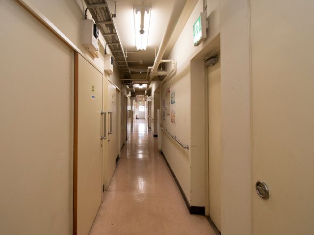 廊下の明るいイメージ 廊下A 手すりが備わった清潔感のある廊下です。移動が必要な時も安心してご利用いただける環境が整っています。