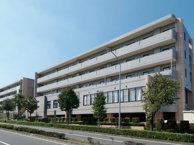 明るい外観の建物