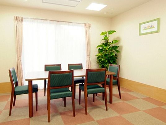 落ち着いた広々とした会議室