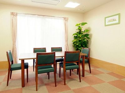 落ち着いた広々とした会議室