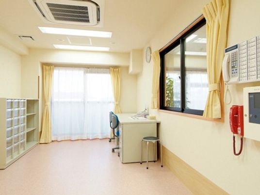 清潔な明るい看護ステーション