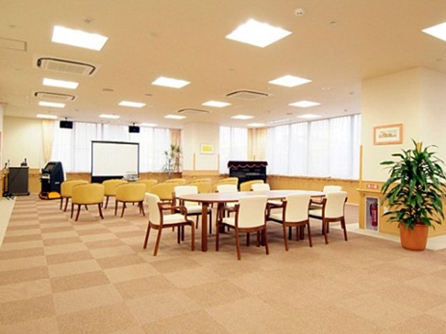 広々とした明るい食堂 共有スペース 明るい雰囲気を持った食堂では、様々な活動が行われ、ご利用者さまの交流の場ともなっています。広々としていて、快適な時間を過ごせる空間です。