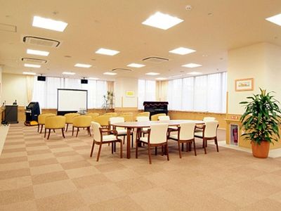 広々とした明るい食堂