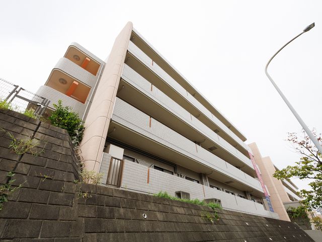 多階層の建物外観 外観 機能性に富んだモダンな外観の建物です。落ち着いた色合いが周囲の景観に調和しています。