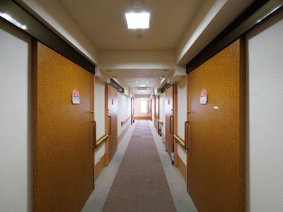 明るく清潔な廊下