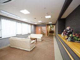 明るいロビーと装飾