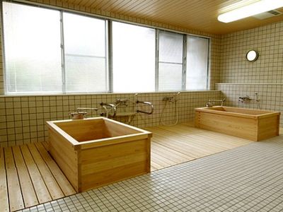 清潔な木製浴槽二つ
