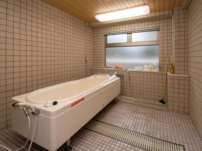 手入れされた清潔な浴室