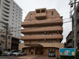 茶色の建物の外観