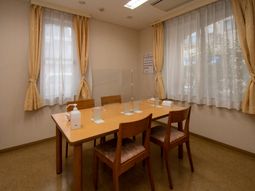 食事スペースのシンプルな居室