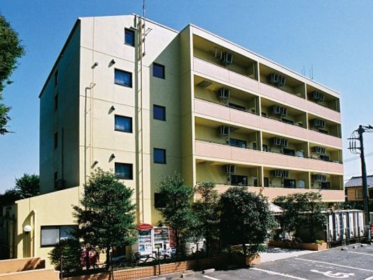 明るい外観の建物