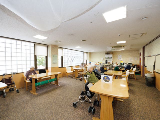 共有スペースの日常風景 共有スペース 広々としたリビングには、入居者の方々がゆったりとくつろぐ様子が見受けられ、皆さん穏やかな時間を過ごされています。