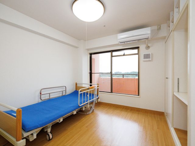 快適な居室 居室 ゆったりとした造りの居室です。大窓から自然光が入り、明るく開放的な雰囲気をお楽しみいただけます。