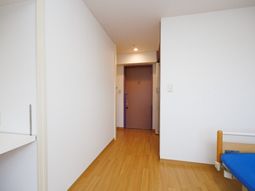 明るい個室の居室