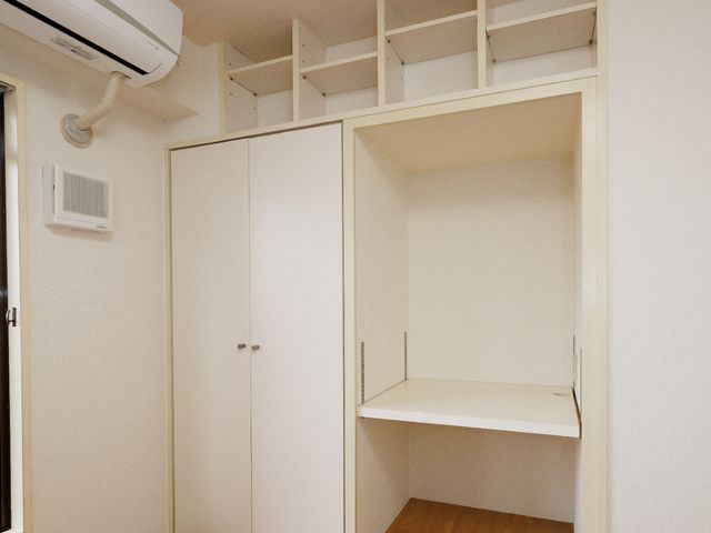 居室の収納とエアコン 収納スペース 整った空間で快適な居室です。充実した収納設備があり、個々のニーズに合わせた空間が確保されています。