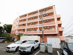 ピンク色の外壁の建物