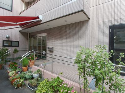 エントランスと緑の植物