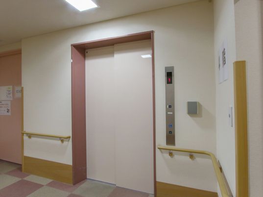 清潔感のあるエレベーターホール