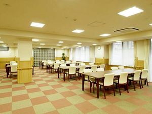 広々とした明るい食堂