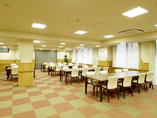 広々とした明るい食堂