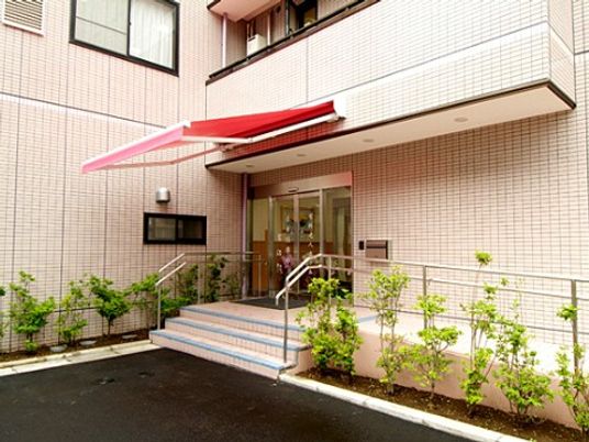 ピンクの建物のエントランス