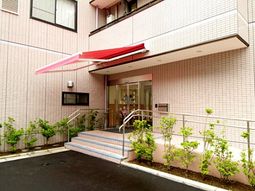 明るいエントランス外観