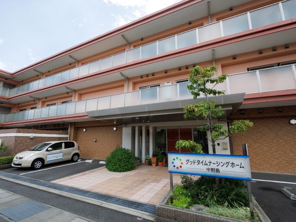 明るい外観の設備エントランス