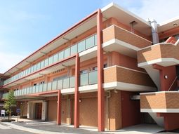 赤茶色のモダンな外観