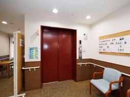 赤いエレベーターと待合い席