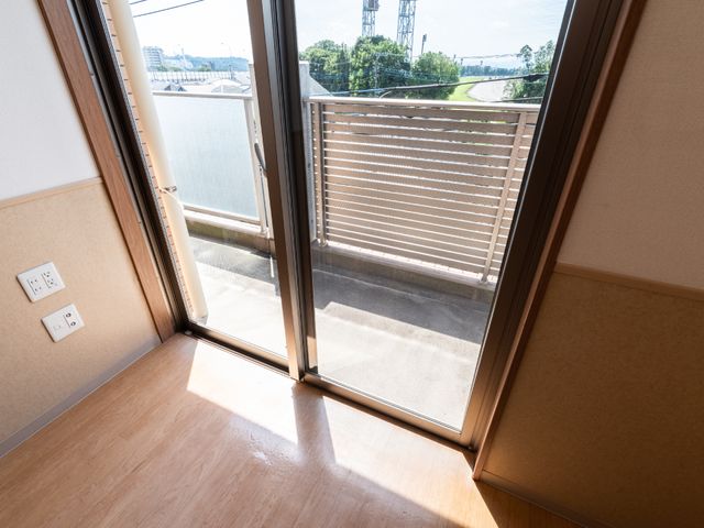 日差し入る洋室の窓辺 居室 日当たりのよい窓辺からの景色は、毎日の暮らしに心地よい彩りを加えます。開放的なバルコニーが、ゆったりとした時間をお約束します。