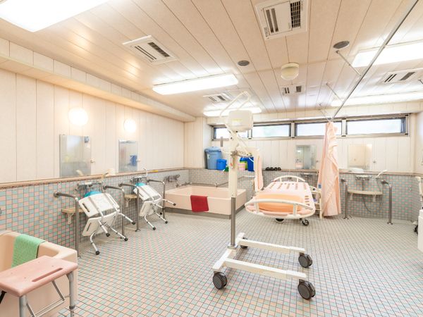 明るい浴室設備