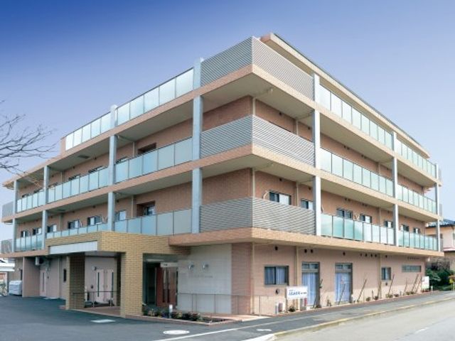 明るい外観の建物 外観 落ち着いた色合いの建物は、清潔感があります。開放感ある入り口は、訪れる方を穏やかに迎え入れます。
