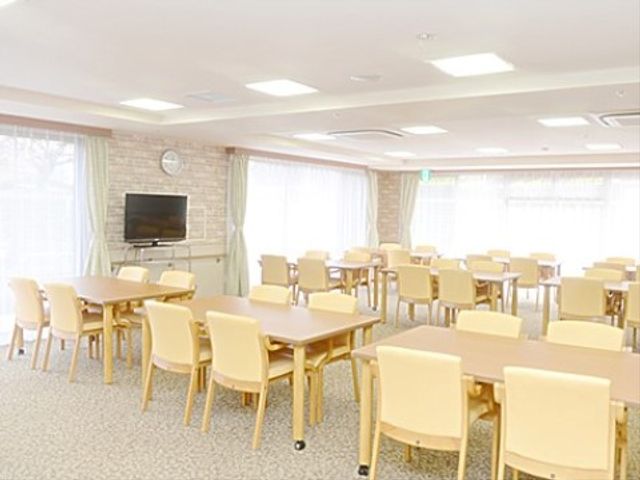 明るいダイニングの様子 リビング ゆったりとしたテーブル配置のダイニングルームです。明るい日差しが降り注ぐ空間で、利用者同士のコミュニケーションもはずむでしょう。