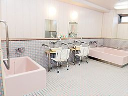 バリアフリー設計の浴室