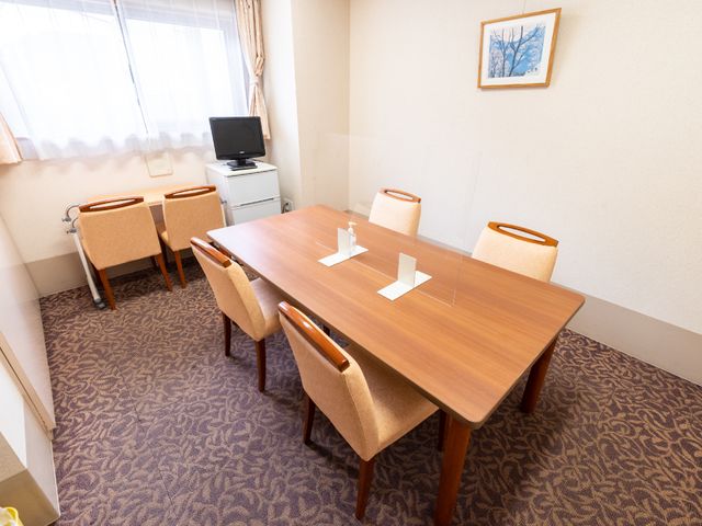 共有ダイニングテーブル 共有スペース 広々としたダイニングスペースで、食事やコミュニケーションを楽しめます。窓からの自然光で、居心地の良い環境が整っています。