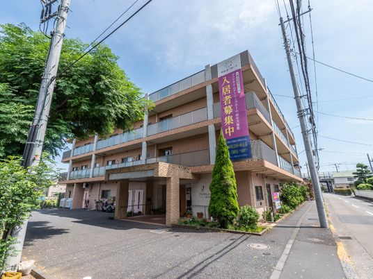明るい日差しの多層建築