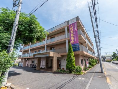 明るい日差しの多層建築