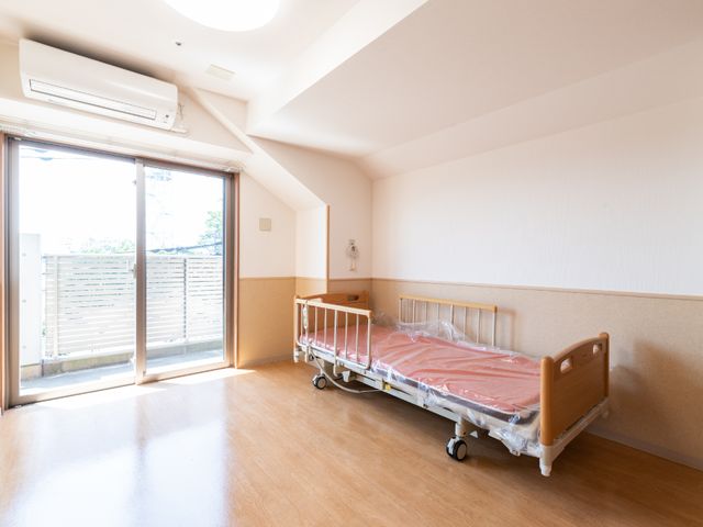 居室と窓とベッド 居室 窓から自然光が差し込む居室です。広々としたスペースで快適な個人の時間をお過ごしいただけます。