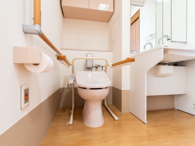 バリアフリートイレ設備 トイレ 安全で使いやすい設計のトイレです。手すりや緊急呼出しボタンも完備され、安心してご利用いただけます。