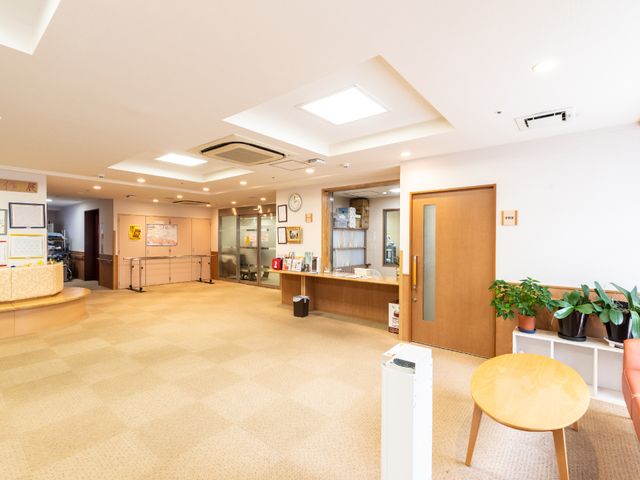 広々とした明るいフロント 共有スペース ゆったりとした広さのあるフロントエリアです。温かみのある照明と清潔感溢れる空間が迎えてくれます。