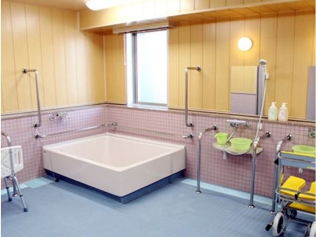 ゆったりとした広々浴室 浴室 手すりが完備された清潔感のある浴室では、安全に快適にご利用いただけます。適温の湯船で、心身ともにリラックスできる空間です。