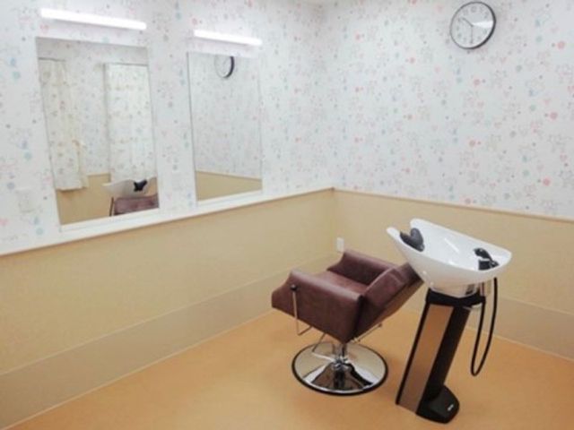 美容室のチェアと洗髪台 理容室 ゆったりとした理美容室です。センスの良いインテリアで、利用者様の心地良い時間を演出しています。