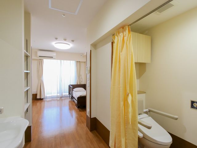 居室の様子 居室 清潔で落ち着いた雰囲気のお部屋です。手すり付きトイレがあり、安全に配慮されています。