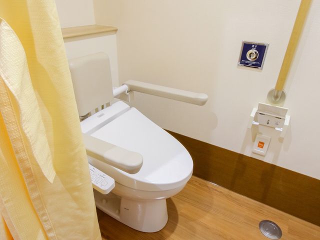 手すり付き清潔なトイレ トイレ ゆったりとした空間のトイレは、手すり完備で安心支援。利用者の自立を大切にした配慮が行き届いています。