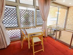 明るい日差しの休憩スペース