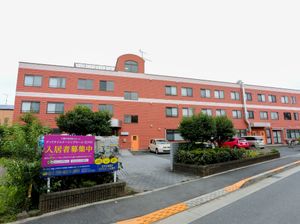 赤い壁の建物外観
